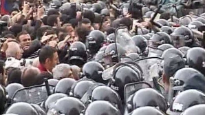 Violenţe în Armenia. Aproape 12.000 de oameni au protestat faţă de învestirea preşedintelui Serj Sarkisian 