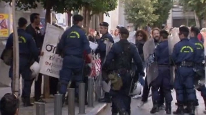 Proteste la Atena. Creditorii externi ai Greciei au fost huiduiţi de manifestanţi