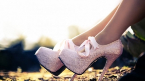 Cum să alegem corect pantofii. "Încălţămintea nepotrivită poate deforma coloana vertebrală"