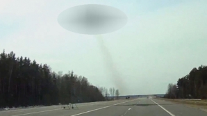 (VIDEO) Un şofer A STRIGAT de uimire când a văzut ce zboară spre el din sens opus