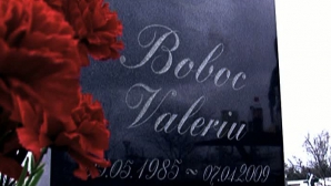 În memoriam Valeriu Boboc. Mai mulţi tineri au fost la mormântul tânărului, pentru a-i aduce un omagiu 