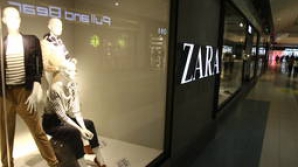 O companie producătoare de îmbrăcăminte, ACUZATĂ de sclavie