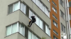 Salvatorii în alertă: Au intrat prin geam în apartamentul în care a rămas blocată o fetiţă de doi ani (VIDEO)
