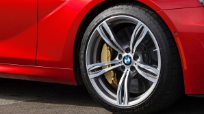 (FOTO) Poliţia din Dubai uimeşte din nou: Oamenii legii se vor plimba cu un BMW M6 Gran Coupe şi cu un Ford Mustang