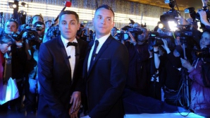 (VIDEO) "Să se pupe mirii". În Franţa, a avut loc prima căsătorie între două persoane de acelaşi sex