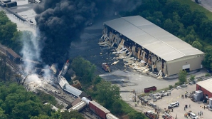 (VIDEO) Explozii în SUA: Un tren ce transporta substanţe chimice a lovit un camion şi a deraiat