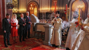 (VIDEO) Sute de oameni au participat la slujba de Înviere la Moscova. Vladimir Putin a venit fără soţia sa