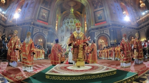 (VIDEO) Creştinii ortodocşi din întreaga lume au primit vestea Învierii Domnului Isus Hristos