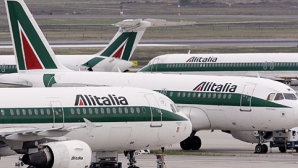 Zeci de angajaţi, arestaţi pentru FURTURI DIN BAGAJE la Alitalia