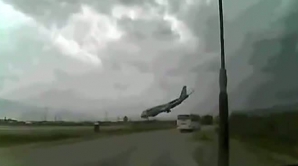 (VIDEO) Un avion de tip Boeing s-a prăbuşit, iar toţi membrii echipajului au murit 