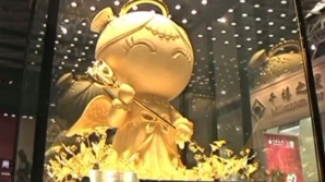 Rafinament şi eleganţă la Shanghai, la o expoziţie de bijuterii cu pietre preţioase rare