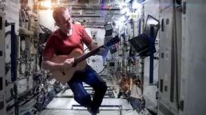 Astronautul Chris Hadfield şi-a luat rămas-bun de la Staţia Spaţială Internaţională într-un mod inedit