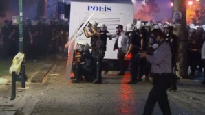 Istanbulul, cuprins de violenţe. Zeci de protestatari s-au ciocnit cu forţele de ordine