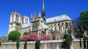 Un eseist renumit din Franţa s-a sinucis în catedrala Notre-Dame din Paris  