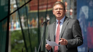 Fule le-a spus politicienilor din Coaliţia de guvernare că Moldova va semna Acordul de asociere la UE până în septembrie 2014