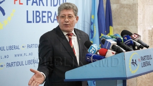 Ghimpu anunţă că şi alţi membri ai PL ar putea trece de partea lui Hadârcă, dar nu regretă: Nu voi mai avea lumânări stinse