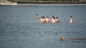 1 mai în imagini: Unii moldoveni au făcut frigărui, s-au bronzat şi s-au scăldat în lacuri FOTO REPORT
