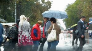 Vremea mohorâtă, cu ploi şi temperaturi modeste se menţine în următoarele zile