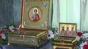 Zeci de credincioşi au mers să sfinţească pasca la Mănăstirea Hâncu, unde au fost aduse moaşte sfinte (VIDEO)