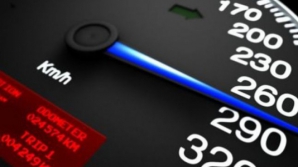 Minor gonind cu maşina în noaptea de Înviere. Poliţiştii au tras mai multe focuri de armă ca să îl oprească