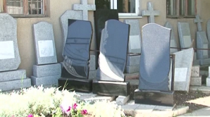 Sărbătorile pascale aduc bani grei în buzunarele firmelor funerare. Cât costă cele mai solicitate monumente