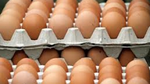 Carnea şi ouăle, cele mai solicitate produse de sărbători. Totuşi, comercianţii se plâng de vânzări proaste în comparaţie cu anul trecut