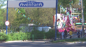 Sărbătoare dublă pentru copii. Părinţii i-au dus în parcuri, la distracţie VIDEO