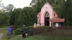 (VIDEO) Se roagă într-o cisternă abandonată, transformată în biserică 