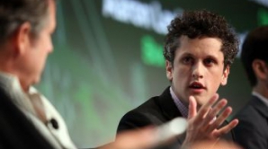 "Trăiam cu tăiţei instant şi dormeam la birou". La 27 de ani a ajuns multimilionar, iar cel mai scump obiect al său este un iPhone 