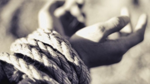 SUA: Un bărbat s-a baricadat în casă şi îşi ţine ostatici copiii