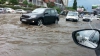 (VIDEO) Şefii subdiviziunilor municipale nu ştiu cum să scape de inundaţiile de pe strada Albişoara