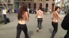 Câteva activiste Femen au sărit cu sânii goi pe capota maşinii unui oficial de rang înalt VIDEO