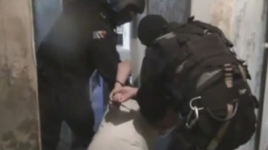 Descindere în forţă într-un apartament din Capitală. Oamenii legii au reţinut un traficant de droguri (VIDEO)