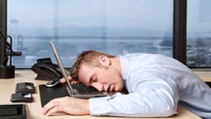 Angajat al unei bănci, furat de somn în timp ce apăsa tasta doi. În loc de 62 de euro a transferat 222 de milioane 