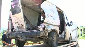 (VIDEO) Şoferi care îşi caută moartea! Încă un microbuz a fost LOVIT de tren pe o trecere de cale ferată