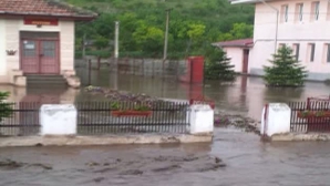 Vijeliile şi inundaţiile continuă să facă ravagii în România. Numărul morţilor, în creştere