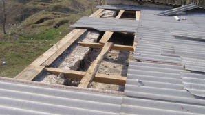  Acoperişuri deteriorate şi geamuri sparte în satul Sadaclia, raionul Basarabeasca, în urma vântului puternic de ieri