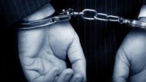 Primar ajuns pe mâna poliţiei. A fost reţinut pentru deturnare de fonduri