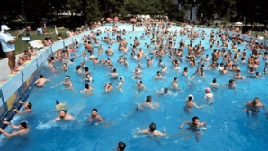 Cel mai aglomerat ştrand din lume: Ce se întâmplă când mii de oameni fac valuri în aceeaşi piscină VIDEO 