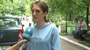 Poliţistă geloasă? O angajată a MAI, suspectată că ar fi dat cu capul de şosea o tânără, din cauza unei relaţii amoroase VIDEO