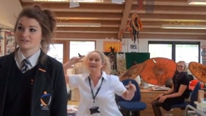 Profesori năzbâtioşi. Au dansat în spatele elevilor care erau intervievaţi de jurnalişti FOTO, VIDEO