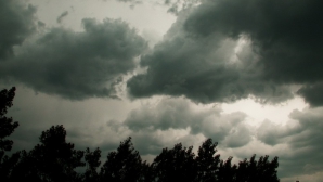 România, cuprinsă de furtuni: Zeci de gospodării au fost inundate şi mai multe maşini - luate de ape