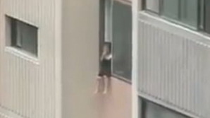 Caz incredibil! O fetiţă a căzut de la etajul 5 în braţele unor trecători