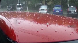 (VIDEO) Grindină cât oul de găină în România. Şoferii prinşi în traficau au ţinut mâinile pe parbrize pentru a-şi proteja maşinile