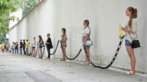 Protest inedit în Capitală: Mai mulţi tineri au rupt "lanţurile torturii" de la Penitenciarul nr.13 (GALERIE FOTO)