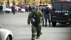(FOTO) Descinderi în forţă la Soroca: Oamenii legii au găsit arme, explozive şi droguri în mai multe locuinţe