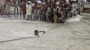 Reportaj CNN despre operaţiunile de salvare din India, după inundaţiile puternice