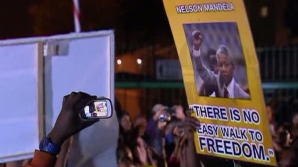 Zeci de oameni au cântat şi s-au rugat pentru fostul preşedinte sud-african  Nelson Mandela