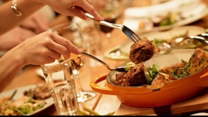 Vrei să faci economii atunci când mergi în concediu? IATĂ unde mănânci cel mai ieftin în Europa