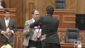 Scandal după scandal în Parlament. Iată-i pe deputaţii care s-au întrecut la pumni şi injurii VIDEO